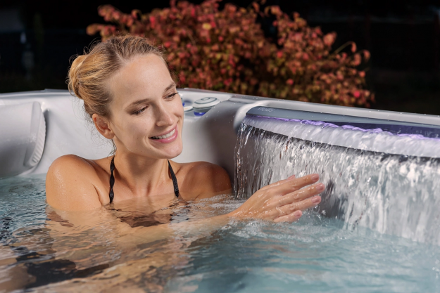 Kilimanjaro Peak Life - Wellis Whirlpool mit 5 Sitzen und einer Liege